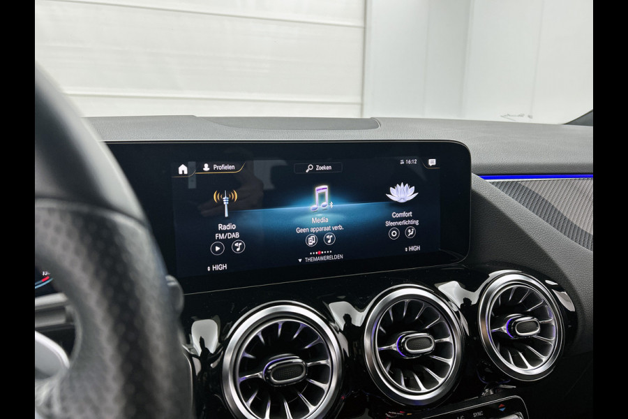 Mercedes-Benz GLA 200 Business Solution AMG 5 spaaks lichtmetalen velgen | Navigatie | MBUX wide screen | Parking support met camera achter | Trekhaak | Inclusief 24 maanden MB Certified garantie voor Europa.