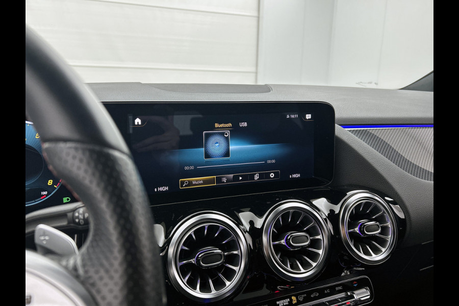 Mercedes-Benz GLA 200 Business Solution AMG 5 spaaks lichtmetalen velgen | Navigatie | MBUX wide screen | Parking support met camera achter | Trekhaak | Inclusief 24 maanden MB Certified garantie voor Europa.