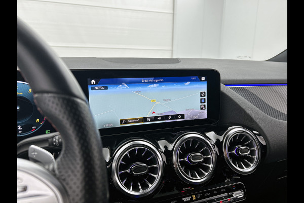 Mercedes-Benz GLA 200 Business Solution AMG 5 spaaks lichtmetalen velgen | Navigatie | MBUX wide screen | Parking support met camera achter | Trekhaak | Inclusief 24 maanden MB Certified garantie voor Europa.