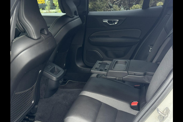 Volvo S60 2.0 B4 R-Design | Leder, Memory, ACC, Trekhaak, Stoel+Stuurverw., Camera, Carplay/Android | Dealeronderhouden | NAP |