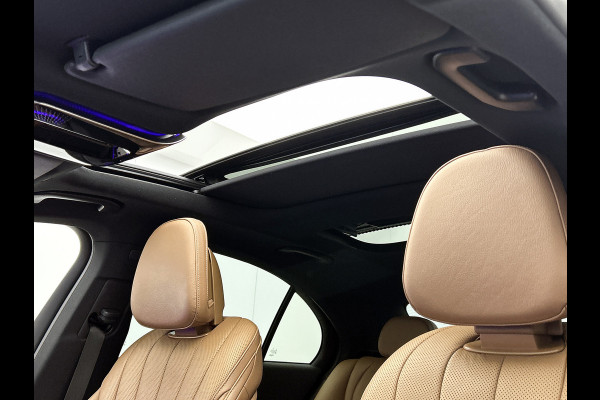 Mercedes-Benz E-Klasse 400 e 4MATIC AMG Line Panoramadak, hyperscreen, head up display, multispaaks Inclusief 24 maanden MB Certified garantie voor Europa.