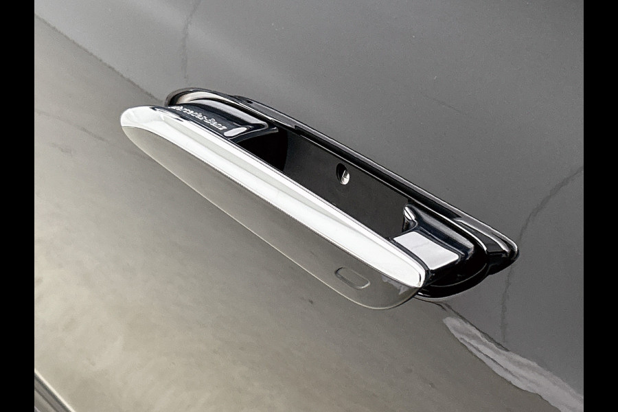 Mercedes-Benz E-Klasse 400 e 4MATIC AMG Line Panoramadak, hyperscreen, head up display, multispaaks Inclusief 24 maanden MB Certified garantie voor Europa.