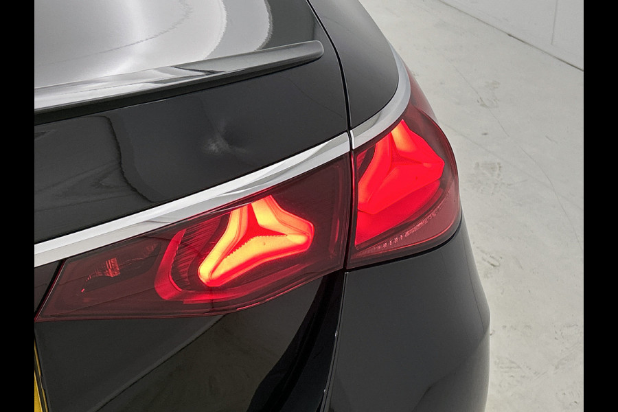 Mercedes-Benz E-Klasse 400 e 4MATIC AMG Line Panoramadak, hyperscreen, head up display, multispaaks Inclusief 24 maanden MB Certified garantie voor Europa.