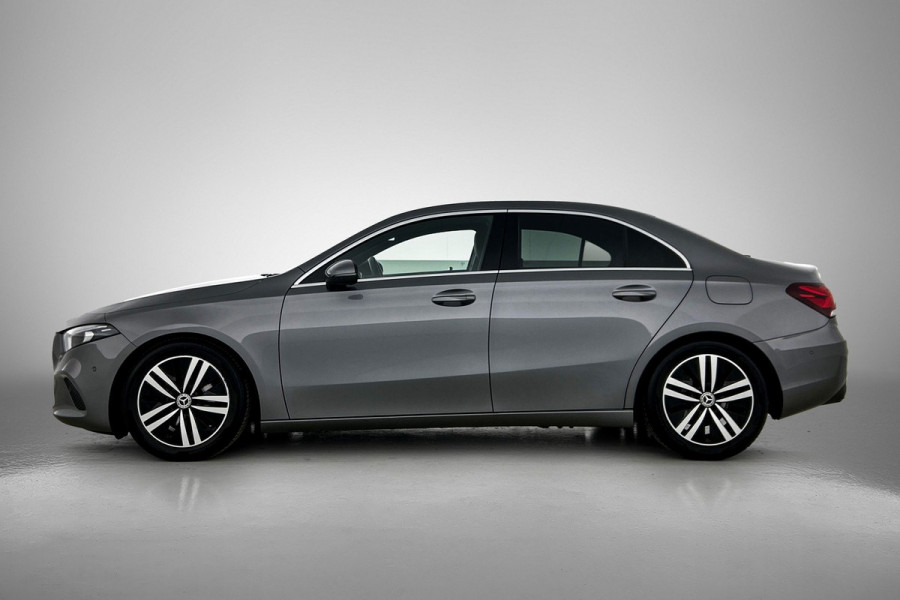 Mercedes-Benz A-Klasse 180 Business Solution Luxury (SFEERVERLICHTING, STOELVERWARMING, LEER, LED, GOED ONDERHOUDEN, 1e EIGENAAR)