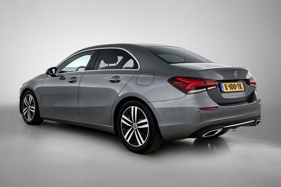 Mercedes-Benz A-Klasse 180 Business Solution Luxury (SFEERVERLICHTING, STOELVERWARMING, LEER, LED, GOED ONDERHOUDEN, 1e EIGENAAR)