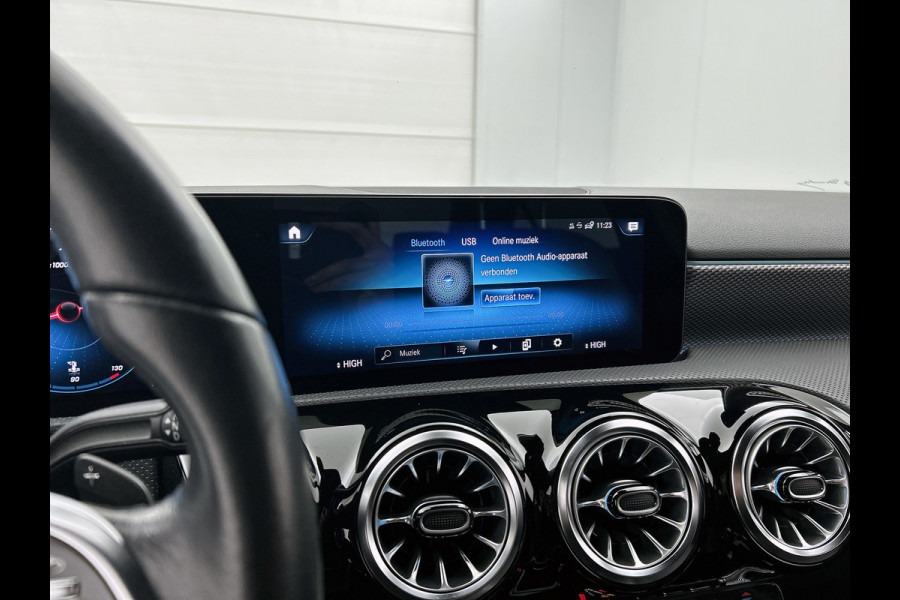 Mercedes-Benz A-Klasse 180 Business Solution Luxury (SFEERVERLICHTING, STOELVERWARMING, LEER, LED, GOED ONDERHOUDEN, 1e EIGENAAR)