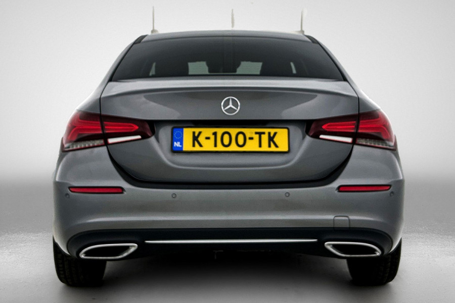 Mercedes-Benz A-Klasse 180 Business Solution Luxury (SFEERVERLICHTING, STOELVERWARMING, LEER, LED, GOED ONDERHOUDEN, 1e EIGENAAR)