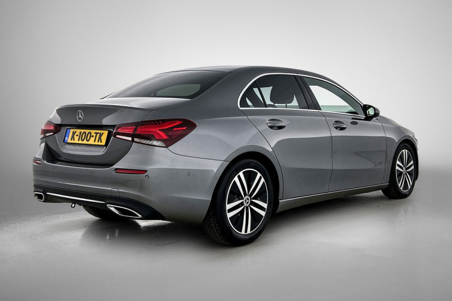 Mercedes-Benz A-Klasse 180 Business Solution Luxury (SFEERVERLICHTING, STOELVERWARMING, LEER, LED, GOED ONDERHOUDEN, 1e EIGENAAR)