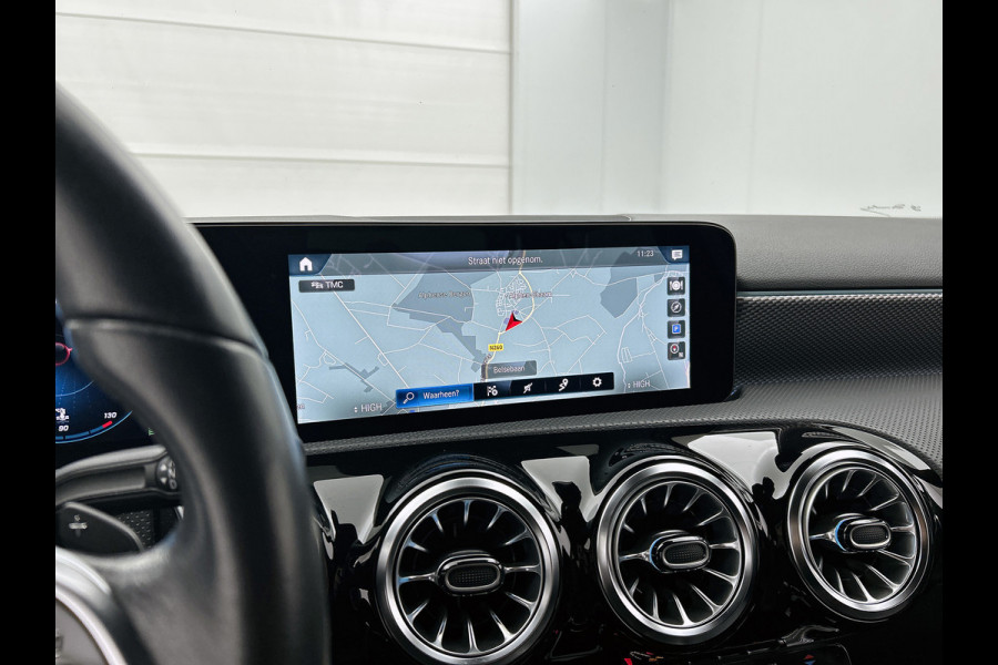 Mercedes-Benz A-Klasse 180 Business Solution Luxury (SFEERVERLICHTING, STOELVERWARMING, LEER, LED, GOED ONDERHOUDEN, 1e EIGENAAR)