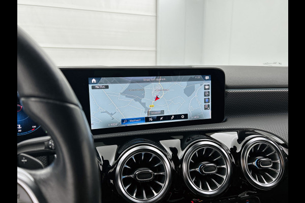 Mercedes-Benz A-Klasse 180 Business Solution Luxury (SFEERVERLICHTING, STOELVERWARMING, LEER, LED, GOED ONDERHOUDEN, 1e EIGENAAR)