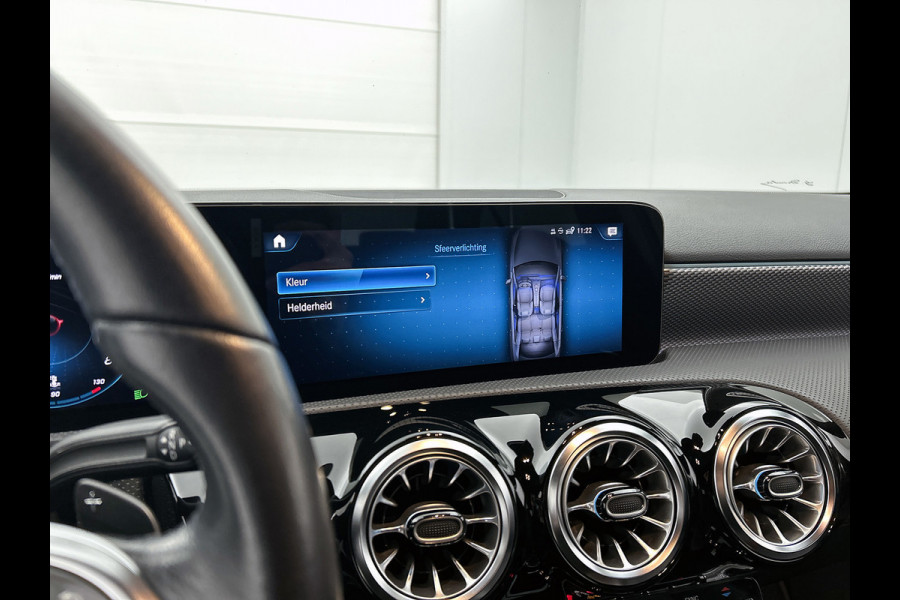 Mercedes-Benz A-Klasse 180 Business Solution Luxury (SFEERVERLICHTING, STOELVERWARMING, LEER, LED, GOED ONDERHOUDEN, 1e EIGENAAR)