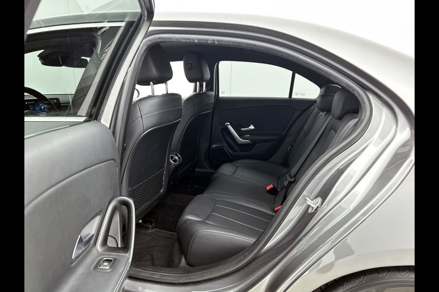 Mercedes-Benz A-Klasse 180 Business Solution Luxury (SFEERVERLICHTING, STOELVERWARMING, LEER, LED, GOED ONDERHOUDEN, 1e EIGENAAR)