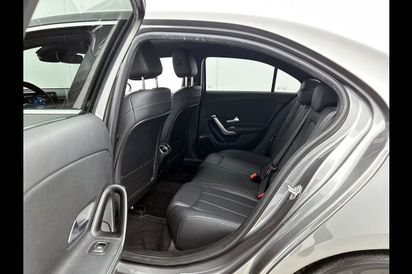 Mercedes-Benz A-Klasse 180 Business Solution Luxury (SFEERVERLICHTING, STOELVERWARMING, LEER, LED, GOED ONDERHOUDEN, 1e EIGENAAR)