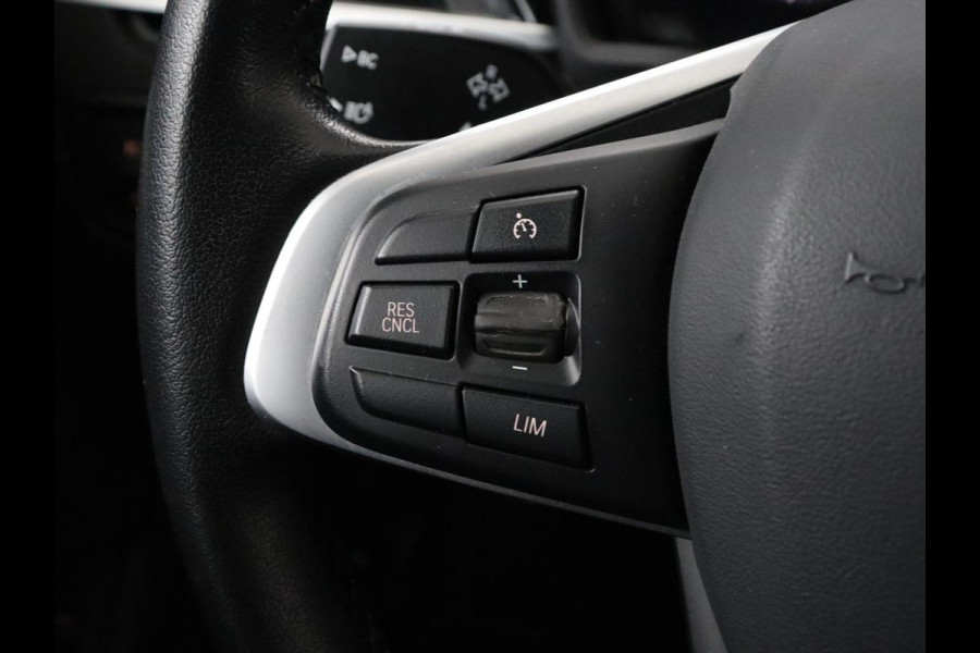 BMW X1 sDrive18i Executive Edition | Sport Line | Head-Up | Camera | Sportstoelen | Half leder | Full LED | Navigatie | Park Assist | Safety Pack | Climate control | Cruise control | DAB