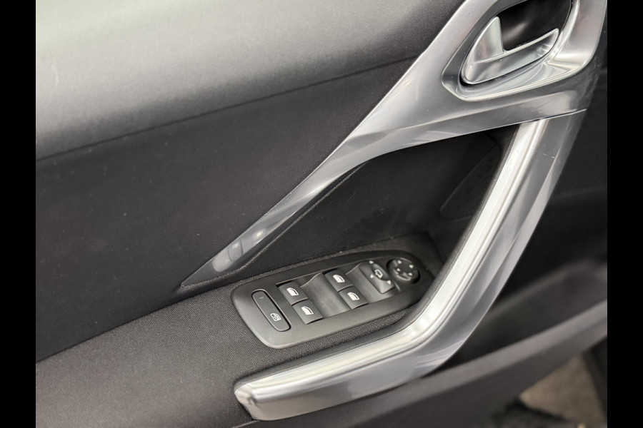 Peugeot 2008 1.2 PureTech Allure Navigatie Parkeersensoren achter Cruise Control Climate Control Half leder Lichtmetalen velgen Getinte ramen