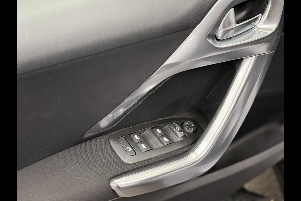 Peugeot 2008 1.2 PureTech Allure Navigatie Parkeersensoren achter Cruise Control Climate Control Half leder Lichtmetalen velgen Getinte ramen