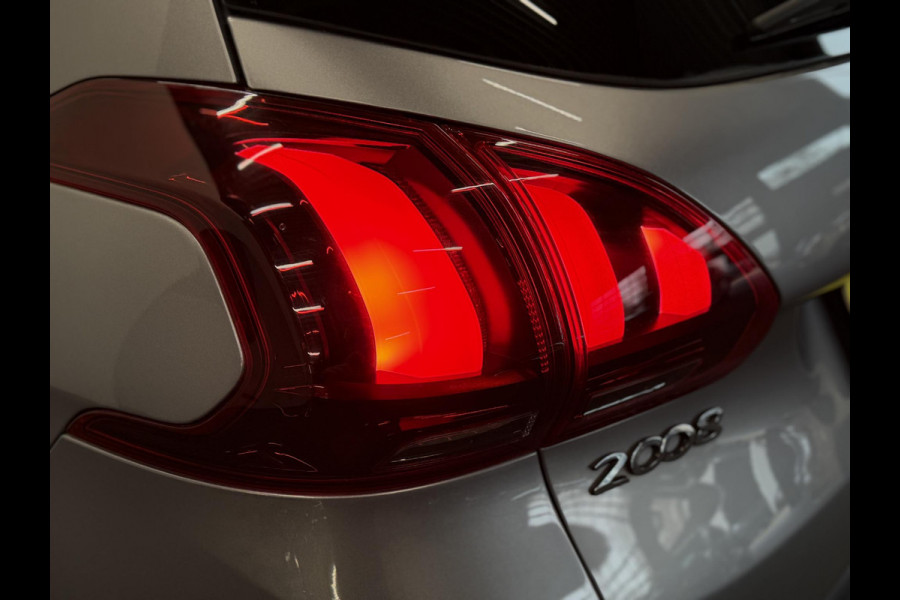 Peugeot 2008 1.2 PureTech Allure Navigatie Parkeersensoren achter Cruise Control Climate Control Half leder Lichtmetalen velgen Getinte ramen