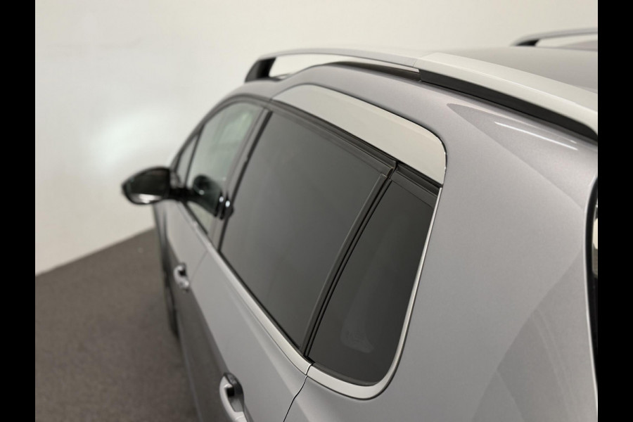 Peugeot 2008 1.2 PureTech Allure Navigatie Parkeersensoren achter Cruise Control Climate Control Half leder Lichtmetalen velgen Getinte ramen