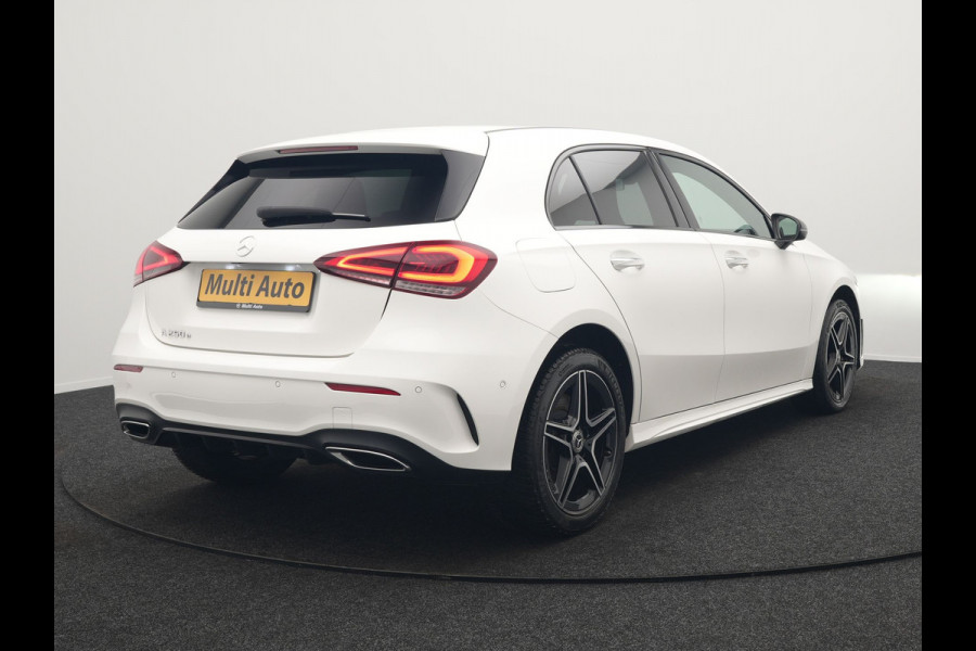 Mercedes-Benz A-Klasse 250 e AMG Line Plug In Hybrid 218pk Dealer O.H. PHEV | Widescreen Navi | Camera | Alcantara Sportstoelen Verwarmd | Keyless | Sfeerverlichting | Cruise Control | Virtual | DAB | 18"L.M |