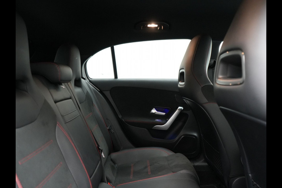 Mercedes-Benz A-Klasse 250 e AMG Line Plug In Hybrid 218pk Dealer O.H. PHEV | Widescreen Navi | Camera | Alcantara Sportstoelen Verwarmd | Keyless | Sfeerverlichting | Cruise Control | Virtual | DAB | 18"L.M |