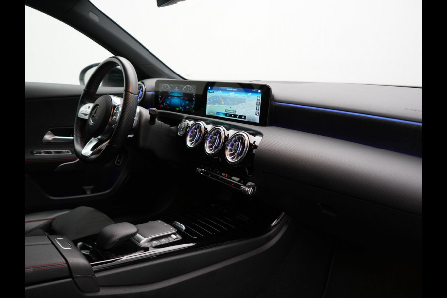 Mercedes-Benz A-Klasse 250 e AMG Line Plug In Hybrid 218pk Dealer O.H. PHEV | Widescreen Navi | Camera | Alcantara Sportstoelen Verwarmd | Keyless | Sfeerverlichting | Cruise Control | Virtual | DAB | 18"L.M |