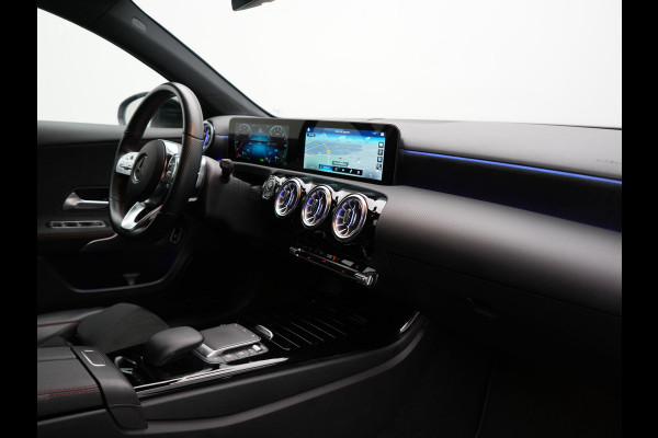 Mercedes-Benz A-Klasse 250 e AMG Line Plug In Hybrid 218pk Dealer O.H. PHEV | Widescreen Navi | Camera | Alcantara Sportstoelen Verwarmd | Keyless | Sfeerverlichting | Cruise Control | Virtual | DAB | 18"L.M |