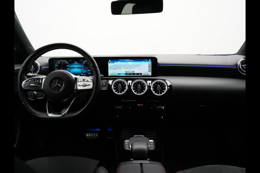 Mercedes-Benz A-Klasse 250 e AMG Line Plug In Hybrid 218pk Dealer O.H. PHEV | Widescreen Navi | Camera | Alcantara Sportstoelen Verwarmd | Keyless | Sfeerverlichting | Cruise Control | Virtual | DAB | 18"L.M |