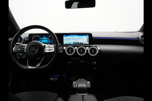 Mercedes-Benz A-Klasse 250 e AMG Line Plug In Hybrid 218pk Dealer O.H. PHEV | Widescreen Navi | Camera | Alcantara Sportstoelen Verwarmd | Keyless | Sfeerverlichting | Cruise Control | Virtual | DAB | 18"L.M |