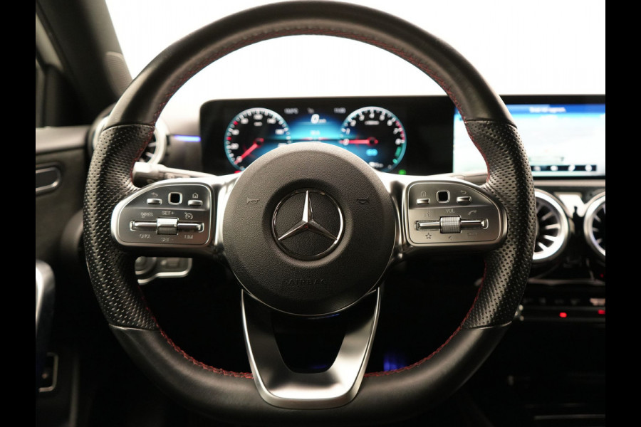 Mercedes-Benz A-Klasse 250 e AMG Line Plug In Hybrid 218pk Dealer O.H. PHEV | Widescreen Navi | Camera | Alcantara Sportstoelen Verwarmd | Keyless | Sfeerverlichting | Cruise Control | Virtual | DAB | 18"L.M |