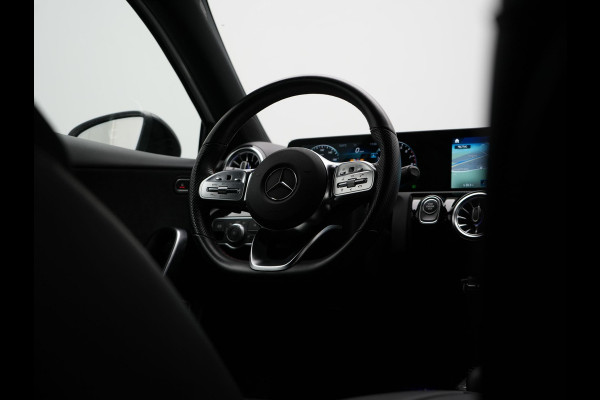 Mercedes-Benz A-Klasse 250 e AMG Line Plug In Hybrid 218pk Dealer O.H. PHEV | Widescreen Navi | Camera | Alcantara Sportstoelen Verwarmd | Keyless | Sfeerverlichting | Cruise Control | Virtual | DAB | 18"L.M |