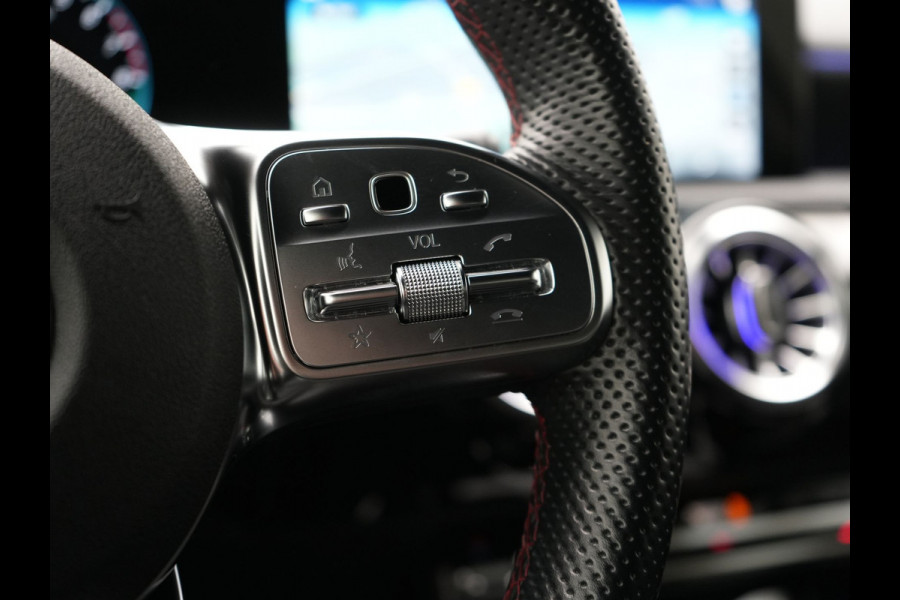 Mercedes-Benz A-Klasse 250 e AMG Line Plug In Hybrid 218pk Dealer O.H. PHEV | Widescreen Navi | Camera | Alcantara Sportstoelen Verwarmd | Keyless | Sfeerverlichting | Cruise Control | Virtual | DAB | 18"L.M |