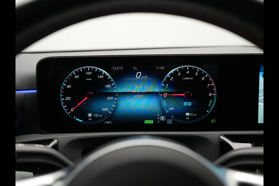 Mercedes-Benz A-Klasse 250 e AMG Line Plug In Hybrid 218pk Dealer O.H. PHEV | Widescreen Navi | Camera | Alcantara Sportstoelen Verwarmd | Keyless | Sfeerverlichting | Cruise Control | Virtual | DAB | 18"L.M |