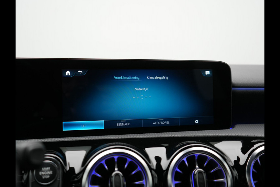 Mercedes-Benz A-Klasse 250 e AMG Line Plug In Hybrid 218pk Dealer O.H. PHEV | Widescreen Navi | Camera | Alcantara Sportstoelen Verwarmd | Keyless | Sfeerverlichting | Cruise Control | Virtual | DAB | 18"L.M |