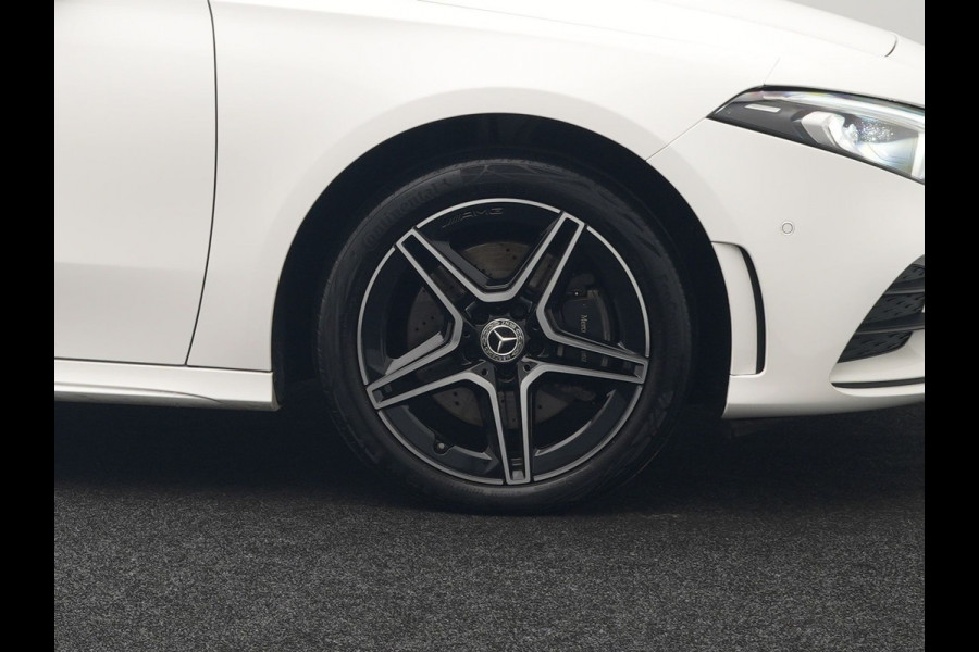 Mercedes-Benz A-Klasse 250 e AMG Line Plug In Hybrid 218pk Dealer O.H. PHEV | Widescreen Navi | Camera | Alcantara Sportstoelen Verwarmd | Keyless | Sfeerverlichting | Cruise Control | Virtual | DAB | 18"L.M |