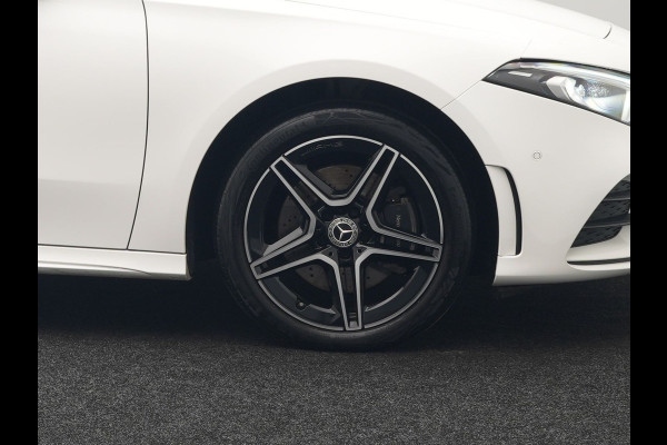 Mercedes-Benz A-Klasse 250 e AMG Line Plug In Hybrid 218pk Dealer O.H. PHEV | Widescreen Navi | Camera | Alcantara Sportstoelen Verwarmd | Keyless | Sfeerverlichting | Cruise Control | Virtual | DAB | 18"L.M |