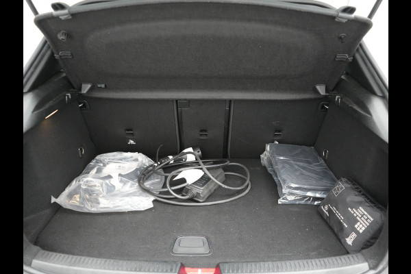 Mercedes-Benz A-Klasse 250 e AMG Line Plug In Hybrid 218pk Dealer O.H. PHEV | Widescreen Navi | Camera | Alcantara Sportstoelen Verwarmd | Keyless | Sfeerverlichting | Cruise Control | Virtual | DAB | 18"L.M |