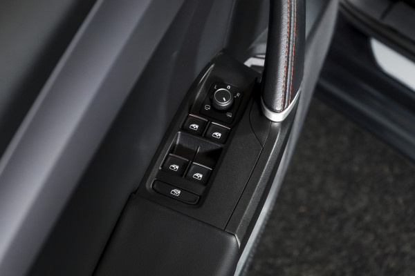 Seat Leon 1.4 TSI eHybrid 204 PK PHEV FR Business Intense - Automaat | S/K-Dak | Dig. Cockpit | Adapt. Cruise | Stoel-+Stuurverw. | PDC | Camera | NAV + App. Connect | ECC | LM 18" |