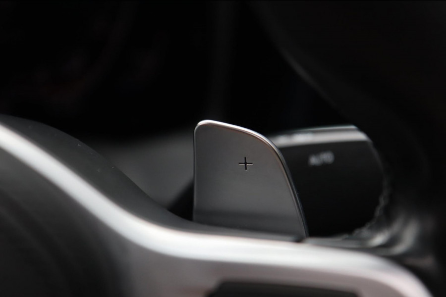 BMW 3-serie 330i M Sport / PANO / KEYLESS / ACC / CAMERA / DODEHOEK / CARPLAY