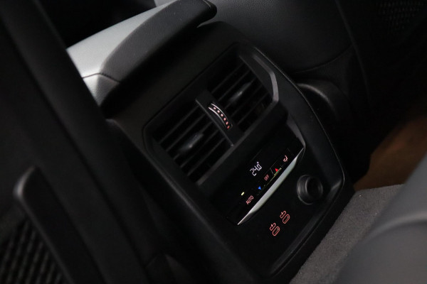 BMW 3-serie 330i M Sport / PANO / KEYLESS / ACC / CAMERA / DODEHOEK / CARPLAY