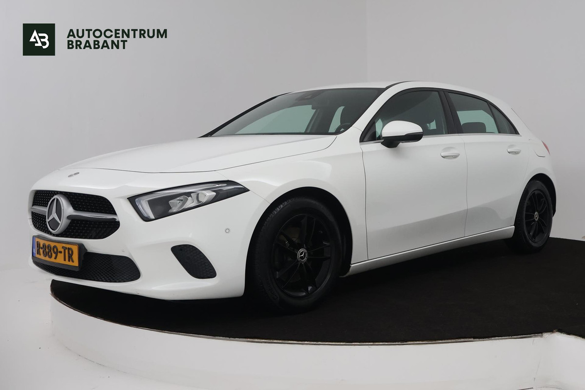 Mercedes-Benz A-Klasse 180 Premium Plus (STOELVERWARMING, ACHTERUITRIJCAMERA, CRUISE CONTROL, NAVIGATIE)