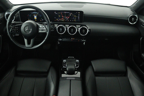 Mercedes-Benz A-Klasse 180 Premium Plus (STOELVERWARMING, ACHTERUITRIJCAMERA, CRUISE CONTROL, NAVIGATIE)