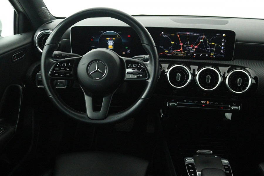 Mercedes-Benz A-Klasse 180 Premium Plus (STOELVERWARMING, ACHTERUITRIJCAMERA, CRUISE CONTROL, NAVIGATIE)