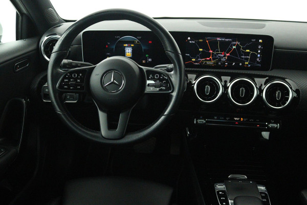 Mercedes-Benz A-Klasse 180 Premium Plus (STOELVERWARMING, ACHTERUITRIJCAMERA, CRUISE CONTROL, NAVIGATIE)