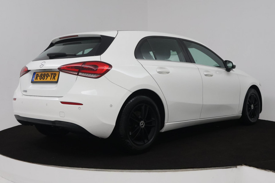 Mercedes-Benz A-Klasse 180 Premium Plus (STOELVERWARMING, ACHTERUITRIJCAMERA, CRUISE CONTROL, NAVIGATIE)