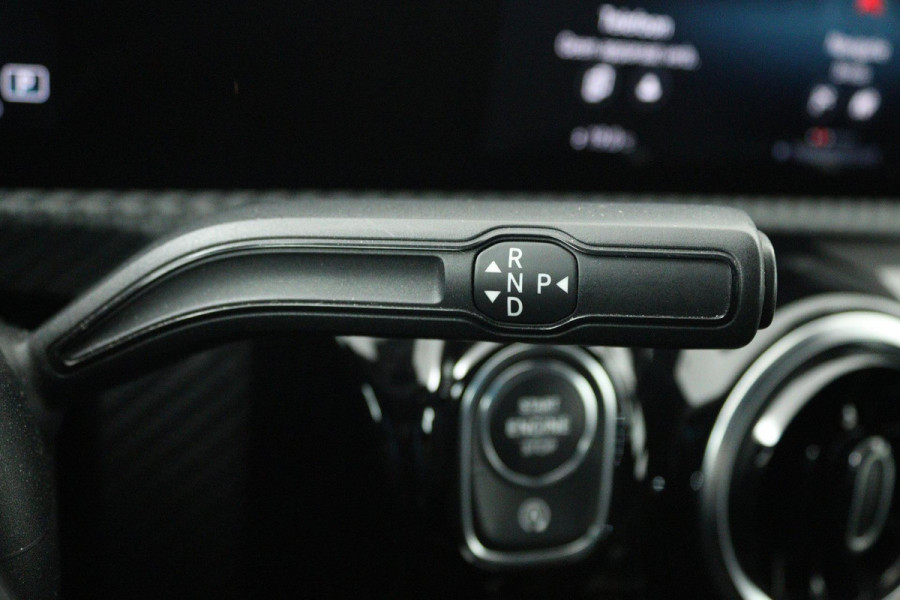 Mercedes-Benz A-Klasse 180 Premium Plus (STOELVERWARMING, ACHTERUITRIJCAMERA, CRUISE CONTROL, NAVIGATIE)