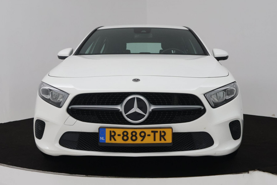 Mercedes-Benz A-Klasse 180 Premium Plus (STOELVERWARMING, ACHTERUITRIJCAMERA, CRUISE CONTROL, NAVIGATIE)