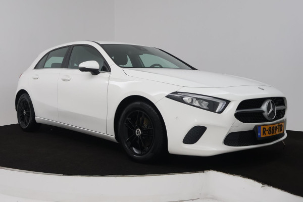Mercedes-Benz A-Klasse 180 Premium Plus (STOELVERWARMING, ACHTERUITRIJCAMERA, CRUISE CONTROL, NAVIGATIE)