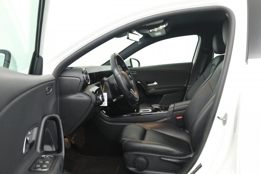 Mercedes-Benz A-Klasse 180 Premium Plus (STOELVERWARMING, ACHTERUITRIJCAMERA, CRUISE CONTROL, NAVIGATIE)