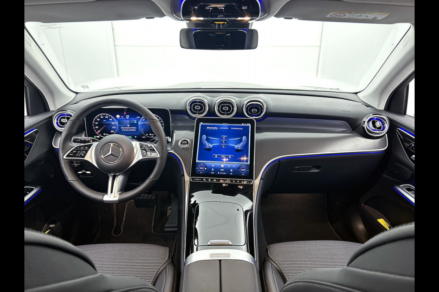 Mercedes-Benz GLC 300 e 4MATIC Plug-In Hybride Trekhaak | Ledkoplampen | Memory Voorstoelen |  Achteruitrijcamera | Sfeerverlichting | Dodehoekassistent. Inclusief 24 maanden Mercedes-Benz Certified garantie voor Europa.
