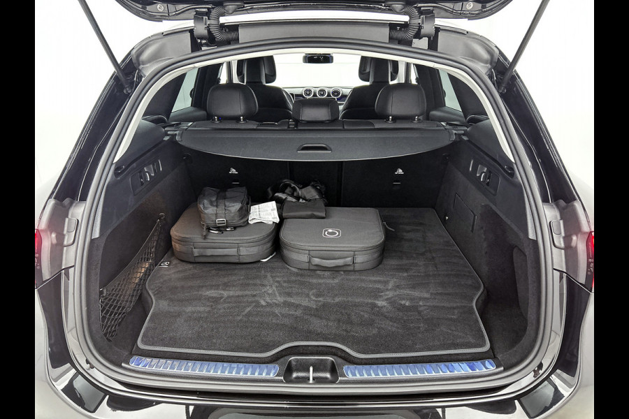 Mercedes-Benz GLC 300 e 4MATIC Plug-In Hybride Trekhaak | Ledkoplampen | Memory Voorstoelen |  Achteruitrijcamera | Sfeerverlichting | Dodehoekassistent. Inclusief 24 maanden Mercedes-Benz Certified garantie voor Europa.